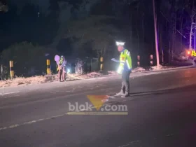 Piket Lantas Polsek Wongsorejo saat lakukan olah TKP lakalantas antara dua sepeda motor di Jalan Raya Banyuwangi-Situbondo, seorang pengendara tewas di tempat, Senin malam (20/07/2026)(foto: Blok-a.com/Kuryanto)