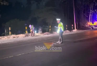 Piket Lantas Polsek Wongsorejo saat lakukan olah TKP lakalantas antara dua sepeda motor di Jalan Raya Banyuwangi-Situbondo, seorang pengendara tewas di tempat, Senin malam (20/07/2026)(foto: Blok-a.com/Kuryanto)