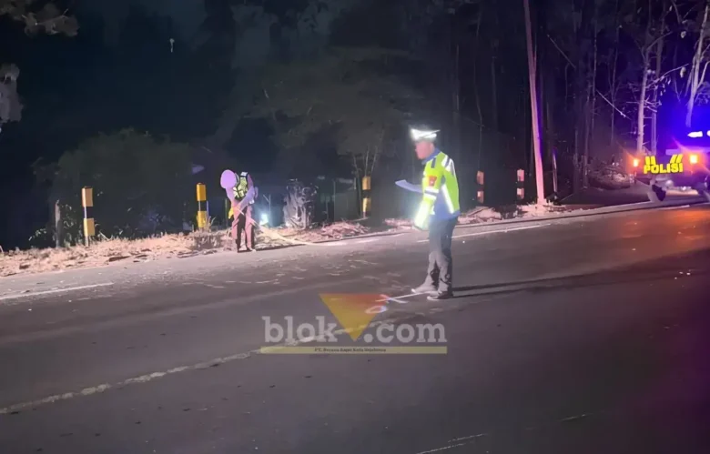 Piket Lantas Polsek Wongsorejo saat lakukan olah TKP lakalantas antara dua sepeda motor di Jalan Raya Banyuwangi-Situbondo, seorang pengendara tewas di tempat, Senin malam (20/07/2026)(foto: Blok-a.com/Kuryanto)