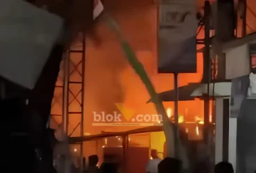 Potongan vidio saat terjadinya kebakaran hebat yang menimpa rumah Sayati, lansia warga Desa Kedungrejo, Kecamatan Muncar, Selasa (07/07/2026) (foto: Blok-a.com/Kuryanto).