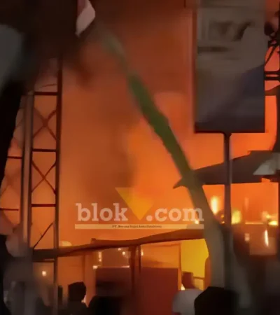 Potongan vidio saat terjadinya kebakaran hebat yang menimpa rumah Sayati, lansia warga Desa Kedungrejo, Kecamatan Muncar, Selasa (07/07/2026) (foto: Blok-a.com/Kuryanto).