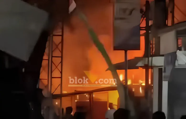 Potongan vidio saat terjadinya kebakaran hebat yang menimpa rumah Sayati, lansia warga Desa Kedungrejo, Kecamatan Muncar, Selasa (07/07/2026) (foto: Blok-a.com/Kuryanto).