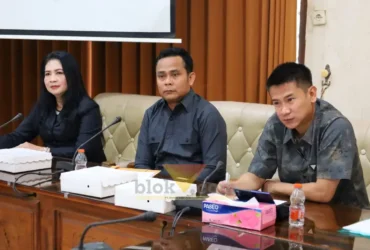 Rapat kerja pembahasan KUA-PPAS APBD 2027, Ketua Komisi IV DPRD Banyuwangi, Patemo (tengah) didampingi Wakil Ketua, Yuliawan Bambang Sukiyanto beserta Sekretaris, Ratih, Selasa (14/07/2026) (foto: Blok-a.com/Kuryanto)