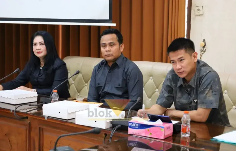 Rapat kerja pembahasan KUA-PPAS APBD 2027, Ketua Komisi IV DPRD Banyuwangi, Patemo (tengah) didampingi Wakil Ketua, Yuliawan Bambang Sukiyanto beserta Sekretaris, Ratih, Selasa (14/07/2026) (foto: Blok-a.com/Kuryanto)