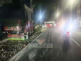 TKP insiden lakalantas truk kontra travel di Jalan Raya Situbondo-Banyuwangi, yang mengakibatkan sopir travel tewas di tempat, Jum'at (24/07/2026) (foto: Blok-a.com/Kuryanto)