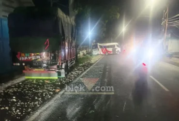 TKP insiden lakalantas truk kontra travel di Jalan Raya Situbondo-Banyuwangi, yang mengakibatkan sopir travel tewas di tempat, Jum'at (24/07/2026) (foto: Blok-a.com/Kuryanto)