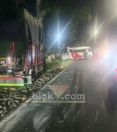 TKP insiden lakalantas truk kontra travel di Jalan Raya Situbondo-Banyuwangi, yang mengakibatkan sopir travel tewas di tempat, Jum'at (24/07/2026) (foto: Blok-a.com/Kuryanto)
