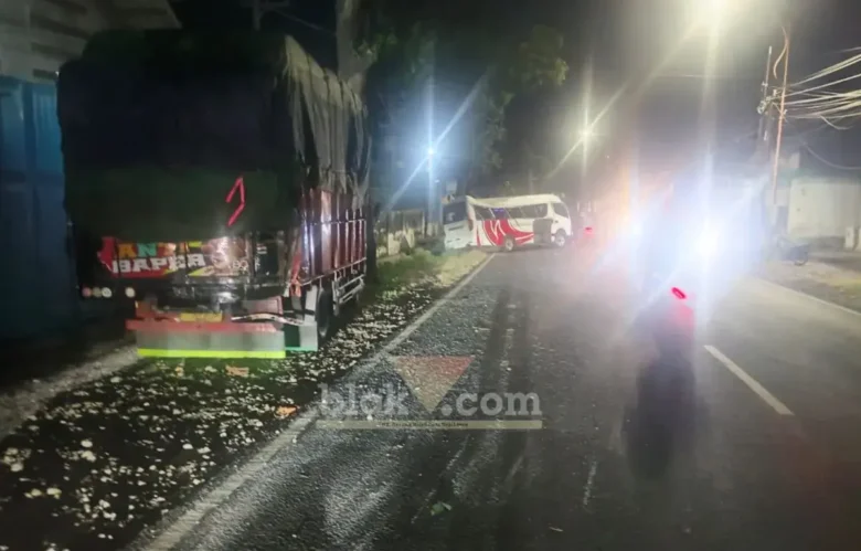 TKP insiden lakalantas truk kontra travel di Jalan Raya Situbondo-Banyuwangi, yang mengakibatkan sopir travel tewas di tempat, Jum'at (24/07/2026) (foto: Blok-a.com/Kuryanto)