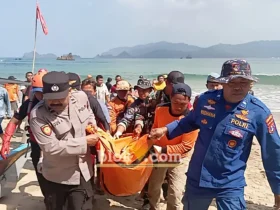 Tim SAR Gabungan dari Kantor SAR Banyuwangi, BPBD, Polsek Pesanggaran, Koramil, Lifeguard Pantai Pulau Merah, saat mengevakuasi jenazah Jakfar Sodik, Jum'at (17/07/2026) (foto: Blok-a.com/Kuryanto)