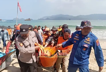Tim SAR Gabungan dari Kantor SAR Banyuwangi, BPBD, Polsek Pesanggaran, Koramil, Lifeguard Pantai Pulau Merah, saat mengevakuasi jenazah Jakfar Sodik, Jum'at (17/07/2026) (foto: Blok-a.com/Kuryanto)