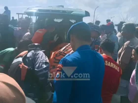 Tim gabungan Basarnas Banyuwangi saat mengevakuasi jenazah Sutrisno, ABK Perahu jenis jurek "Inovasi" yang terbalik di perairan Grajagan Pelawangan, Selasa (21/07/2026) (foto: Blok-a.com/Kuryanto)