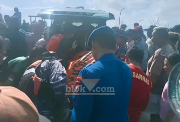 Tim gabungan Basarnas Banyuwangi saat mengevakuasi jenazah Sutrisno, ABK Perahu jenis jurek "Inovasi" yang terbalik di perairan Grajagan Pelawangan, Selasa (21/07/2026) (foto: Blok-a.com/Kuryanto)