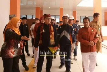 Wabup Banyuwangi Mujiono, saat meninjau pembangunan Sekolah Rakyat di Banyuwangi yang prosesnya sudah mencapai 88 persen (foto: Blok-a.com/Kuryanto)