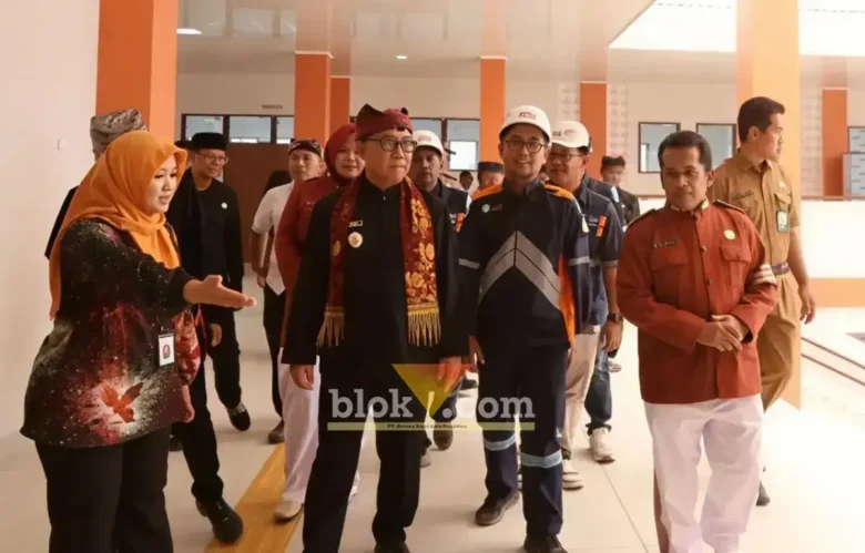 Wabup Banyuwangi Mujiono, saat meninjau pembangunan Sekolah Rakyat di Banyuwangi yang prosesnya sudah mencapai 88 persen (foto: Blok-a.com/Kuryanto)