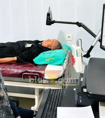dr. Anisah Khoiriah, Sp.N, saat sedang melakukan tindakan EEG (Foto: dok Humas RSUD Genteng untuk blok-a.com)