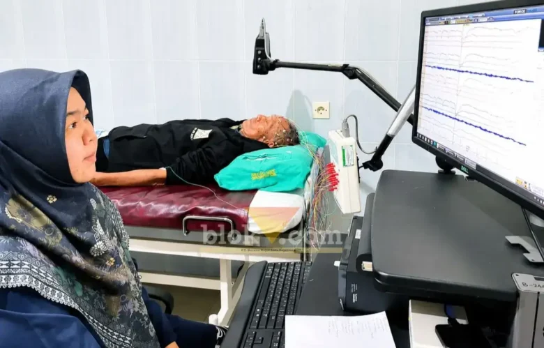 dr. Anisah Khoiriah, Sp.N, saat sedang melakukan tindakan EEG (Foto: dok Humas RSUD Genteng untuk blok-a.com)