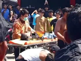 Warga bersama petugas medis saat mengevakuasi korban tewas akibat Lakalantas beruntun di Jalan Raya Banyuwangi-Jember, Kecamatan Gambiran, Banyuwangi, Jumat (03/07/2026) (foto: Blok-a.com/Kuryanto)