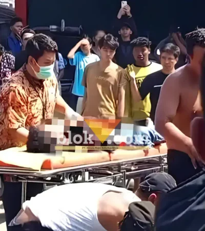 Warga bersama petugas medis saat mengevakuasi korban tewas akibat Lakalantas beruntun di Jalan Raya Banyuwangi-Jember, Kecamatan Gambiran, Banyuwangi, Jumat (03/07/2026) (foto: Blok-a.com/Kuryanto)