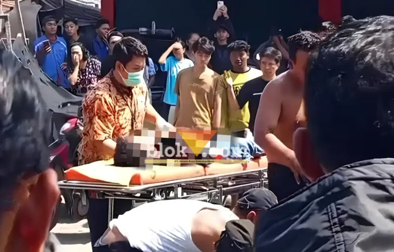 Warga bersama petugas medis saat mengevakuasi korban tewas akibat Lakalantas beruntun di Jalan Raya Banyuwangi-Jember, Kecamatan Gambiran, Banyuwangi, Jumat (03/07/2026) (foto: Blok-a.com/Kuryanto)
