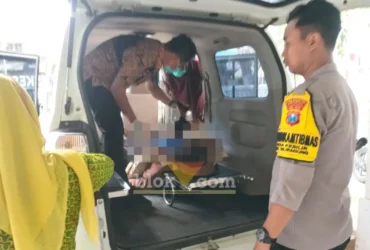 Piket Lantas saat mengevakuasi jasad WM, korban lakalantas tunggal yang terjadi di Jalan Bok Putih, Kecamatan Siliragung, Rabu (09/07/2026) (foto: Blok-a.com/Kuryanto)