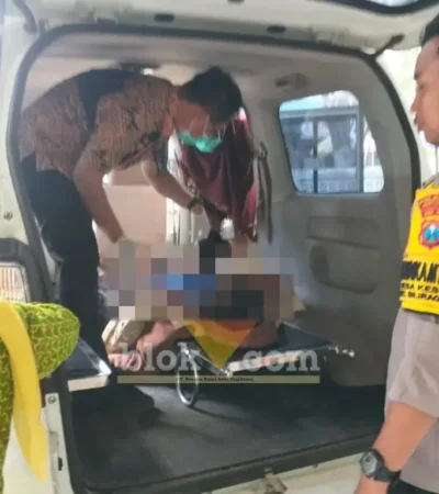 Piket Lantas saat mengevakuasi jasad WM, korban lakalantas tunggal yang terjadi di Jalan Bok Putih, Kecamatan Siliragung, Rabu (09/07/2026) (foto: Blok-a.com/Kuryanto)