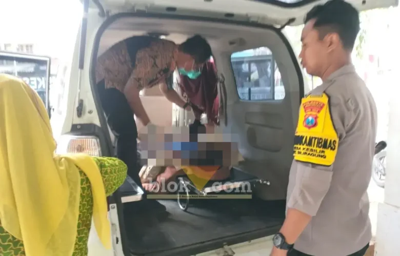 Piket Lantas saat mengevakuasi jasad WM, korban lakalantas tunggal yang terjadi di Jalan Bok Putih, Kecamatan Siliragung, Rabu (09/07/2026) (foto: Blok-a.com/Kuryanto)