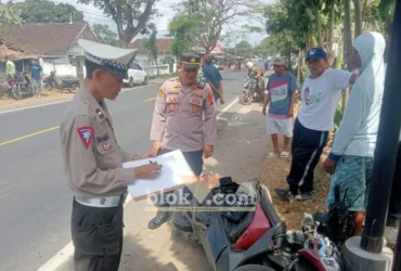 AKP Eko Darmawan bersama Kanit lantas Polsek Wongsorejo, saat lakukan olah TKP lakalantas truk kontra motor yang terjadi diwilayahnya yang mengakibatkan satu korban tewas ditempat, Rabu (05/08/2026) (foto: Blok-a.com/Kuryanto)