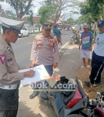 AKP Eko Darmawan bersama Kanit lantas Polsek Wongsorejo, saat lakukan olah TKP lakalantas truk kontra motor yang terjadi diwilayahnya yang mengakibatkan satu korban tewas ditempat, Rabu (05/08/2026) (foto: Blok-a.com/Kuryanto)