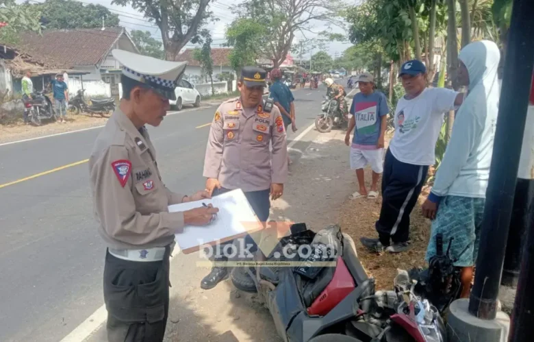 AKP Eko Darmawan bersama Kanit lantas Polsek Wongsorejo, saat lakukan olah TKP lakalantas truk kontra motor yang terjadi diwilayahnya yang mengakibatkan satu korban tewas ditempat, Rabu (05/08/2026) (foto: Blok-a.com/Kuryanto)