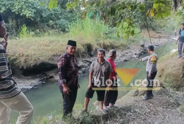 Anggota Polsek Purwoharjo saat menunjukan lokasi ditemukan WZN, bocah perempuan yang tenggelam di sungai Setail, Selasa (25/08/2026) (foto: blok-a.com/Kuryanto)