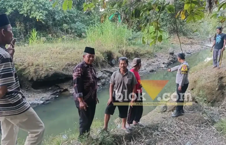Anggota Polsek Purwoharjo saat menunjukan lokasi ditemukan WZN, bocah perempuan yang tenggelam di sungai Setail, Selasa (25/08/2026) (foto: blok-a.com/Kuryanto)
