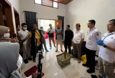 BNNK Banyuwangi saat melakukan penggeledahan di Perum Argopuro, dengan disaksikan Kesbangpol Banyuwangi dan PCNU Banyuwangi, Rabu (03/08/2026) (Foto: dok BNNK Banyuwangi)