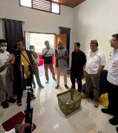 BNNK Banyuwangi saat melakukan penggeledahan di Perum Argopuro, dengan disaksikan Kesbangpol Banyuwangi dan PCNU Banyuwangi, Rabu (03/08/2026) (Foto: dok BNNK Banyuwangi)