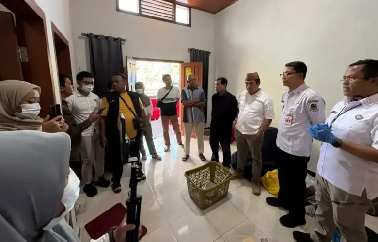 BNNK Banyuwangi saat melakukan penggeledahan di Perum Argopuro, dengan disaksikan Kesbangpol Banyuwangi dan PCNU Banyuwangi, Rabu (03/08/2026) (Foto: dok BNNK Banyuwangi)