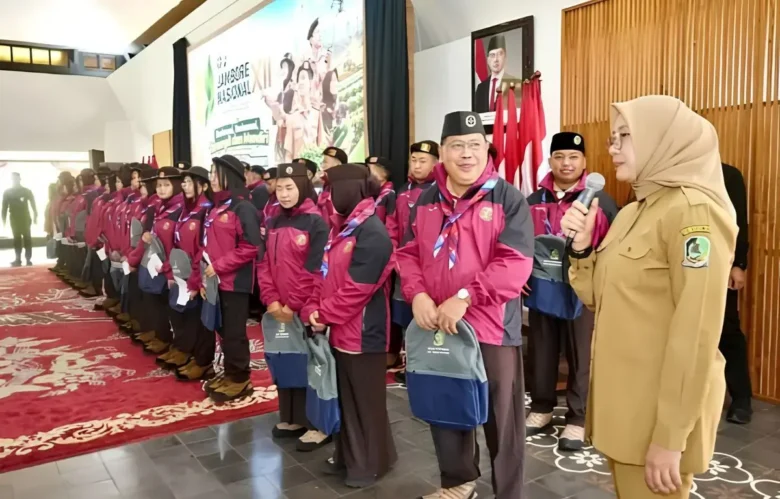 Bupati Ipuk Fiestiandani saat melepas 32 kontingen Pramuka ikuti Jambore Nasional di Cibubur, Senin (10/08/2026) (foto: Istimewa)