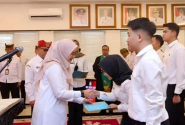 Bupati Ipuk Fiestiandani saat menyerahkan SK PNS formasi tahun 2024, Rabu (12/08/2026) (foto: Istimewa)