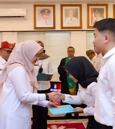 Bupati Ipuk Fiestiandani saat menyerahkan SK PNS formasi tahun 2024, Rabu (12/08/2026) (foto: Istimewa)