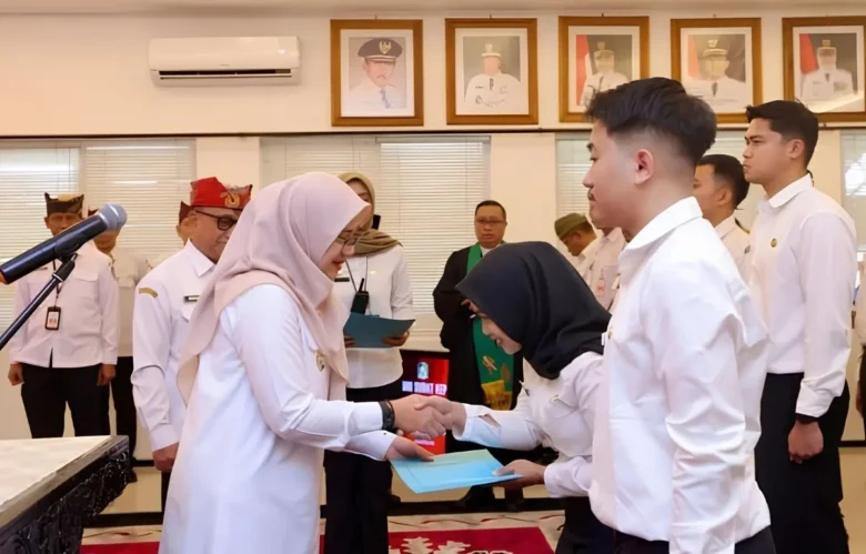 Bupati Ipuk Fiestiandani saat menyerahkan SK PNS formasi tahun 2024, Rabu (12/08/2026) (foto: Istimewa)