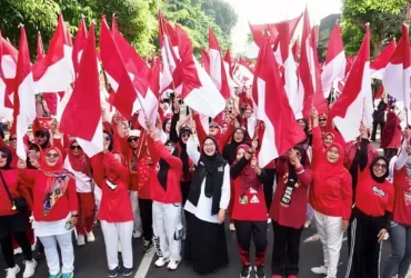 Bupati Ipuk bersama masyarakat dan ASN saat mengibarkan Sang Saka Merah Putih secara bersama-sama (foto: Diskominfo Banyuwangi)