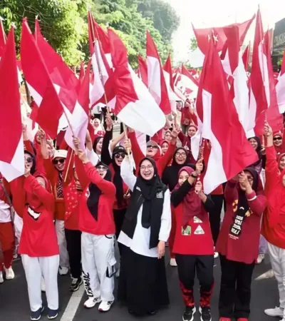 Bupati Ipuk bersama masyarakat dan ASN saat mengibarkan Sang Saka Merah Putih secara bersama-sama (foto: Diskominfo Banyuwangi)