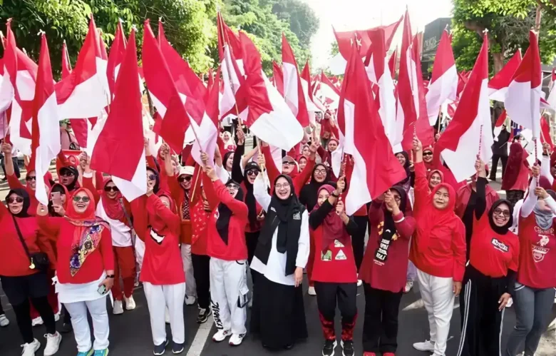 Bupati Ipuk bersama masyarakat dan ASN saat mengibarkan Sang Saka Merah Putih secara bersama-sama (foto: Diskominfo Banyuwangi)