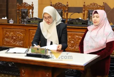 Bupati Ipuk bersama pimpinan DPRD Banyuwangi secara resmi menandatangani Nota Persetujuan KUA-PPAS tahun Anggaran 2027, Kamis (13/08/2026)(foto: Blok-a.com/Kuryanto)