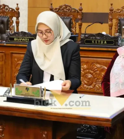 Bupati Ipuk bersama pimpinan DPRD Banyuwangi secara resmi menandatangani Nota Persetujuan KUA-PPAS tahun Anggaran 2027, Kamis (13/08/2026)(foto: Blok-a.com/Kuryanto)