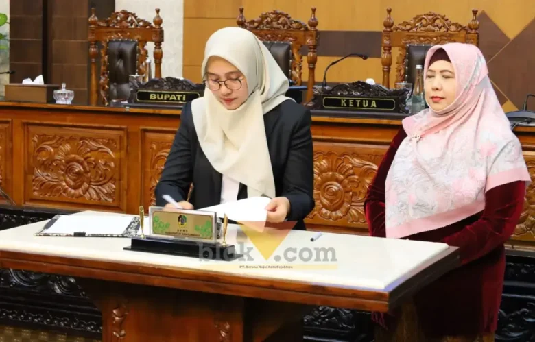 Bupati Ipuk bersama pimpinan DPRD Banyuwangi secara resmi menandatangani Nota Persetujuan KUA-PPAS tahun Anggaran 2027, Kamis (13/08/2026)(foto: Blok-a.com/Kuryanto)