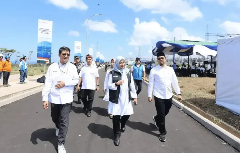 Bupati Ipuk saat menghadiri acara peluncuran secara daring program pembangunan Pembangkit Listrik Tenaga Surya dengan total kapasitas 100 Gigawatt peak GWp, oleh Presiden Prabowo (foto: Istimewa)