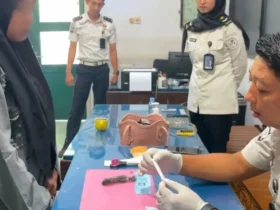 Perempuan berinisial DAT, pengunjung Lapas Banyuwangi yang diamankan petugas karena kedapatan membawa paket sabu seberat 5 gram, Kamis (13/08/2026) (Foto: dok Humas Lapas)