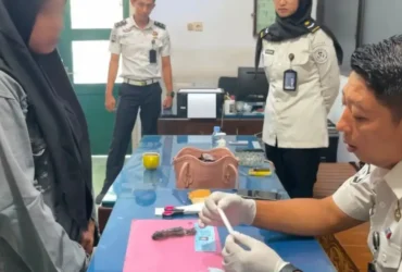 Perempuan berinisial DAT, pengunjung Lapas Banyuwangi yang diamankan petugas karena kedapatan membawa paket sabu seberat 5 gram, Kamis (13/08/2026) (Foto: dok Humas Lapas)