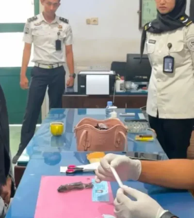 Perempuan berinisial DAT, pengunjung Lapas Banyuwangi yang diamankan petugas karena kedapatan membawa paket sabu seberat 5 gram, Kamis (13/08/2026) (Foto: dok Humas Lapas)