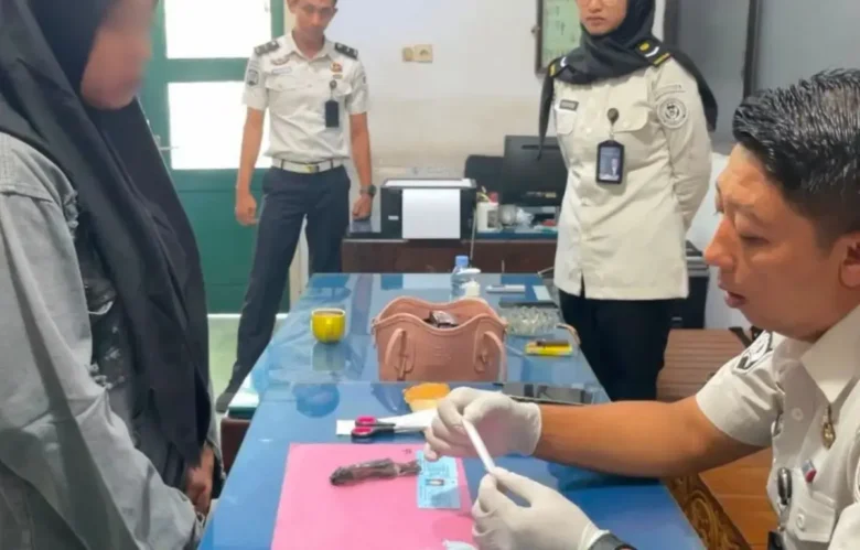 Perempuan berinisial DAT, pengunjung Lapas Banyuwangi yang diamankan petugas karena kedapatan membawa paket sabu seberat 5 gram, Kamis (13/08/2026) (Foto: dok Humas Lapas)
