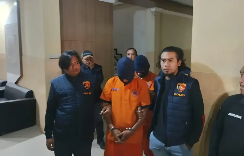 Dua tersangka pencurian dengan pemberatan AS dan AC, yang diringkus Tim URC Macan Blambangan Satreskrim Polresta Banyuwangi (Foto: dok Humas Polresta)